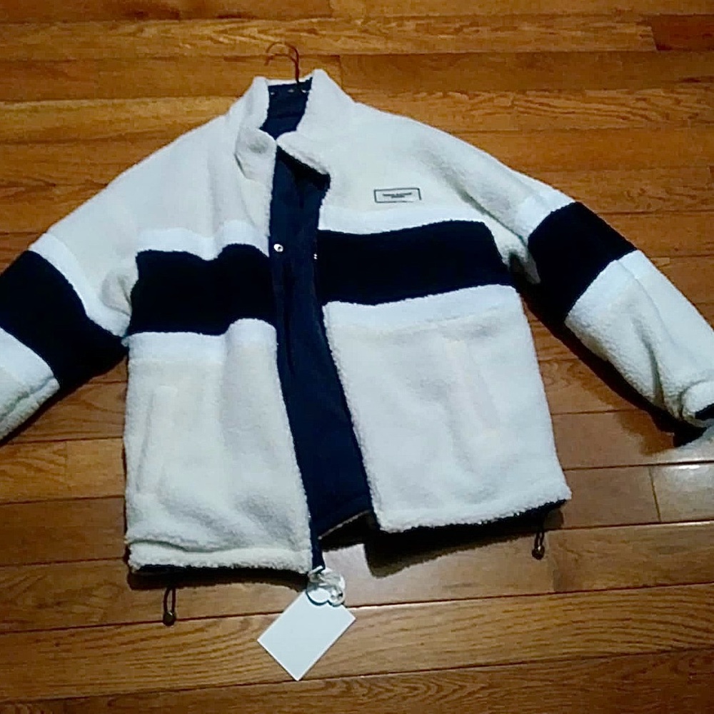 NWT Women’s size extra small reversible White and Navy Sherpa Jacket